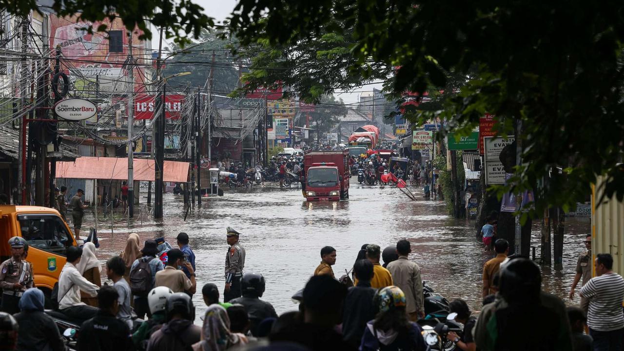 Kondisi terkini jalan penghubung Tangerang-Jakarta lumpuh akibat banjir