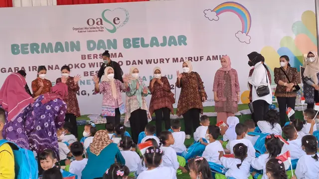 Iriana Jokowi Bermain dan Berbagi Hadiah ke Anak-Anak TK di Palembang
