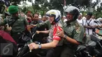 Kapolda Metro Jaya Irjen Pol Mochammad Iriawan bersama Mayor Jenderal TNI Teddy Lhaksmana mengendarai motor trail saat melintasi pengunjuk rasa di depan gedung Balaikota DKI Jakarta, Jumat (14/10). (Liputan6.com/Immanuel Antonius)