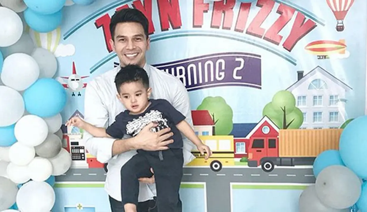 "Capture the Happiest Birthday my baby boy Zayn, smoga jadi anak kebanggaan papa selalu manja sama papa, papa abear love u 😘 ." tulis pemeran Anak Jalanan. (Instagram/dhenafrizzy)