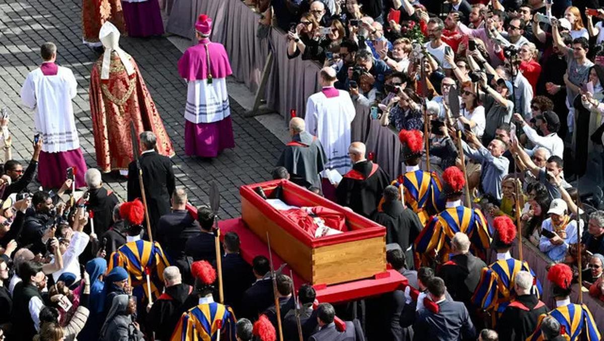 Disemayamkan di Basilika Santo Petrus, Begini Prosesi Pemindahan Jenazah Paus Fransiskus
