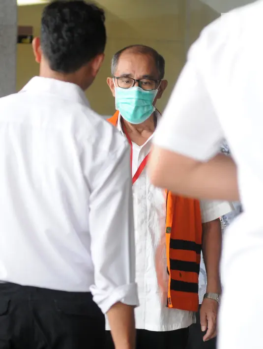 Bupati Bandung Barat nonaktif Abubakar usai menjalani pemeriksaan lanjutan di gedung KPK, Jakarta, Rabu (25/7). Abubakar diperiksa terkait dugaan penerima suap dari sejumlah kepala dinas. (Merdeka.com/Dwi Narwoko)