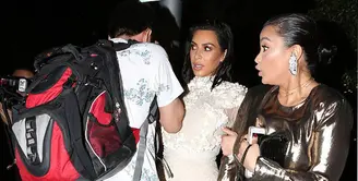 Kim Kardashian, beberapa waktu lalu menjadi korban perampokan di Paris dan hampir merenggut nyawanya. Tak heran jika setelah itu rasa trauma kerap menghampirinya, terlebih saat ia ditabarak seorang pria tak dikenal. (doc.dailymail.com)