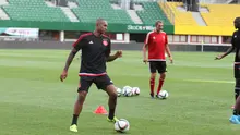Kenny Tete saat membela Ajax Amsterdam dalam laga kualifikasi Liga Europa tahun lalu. (Bola.com/Reza Khomaini)