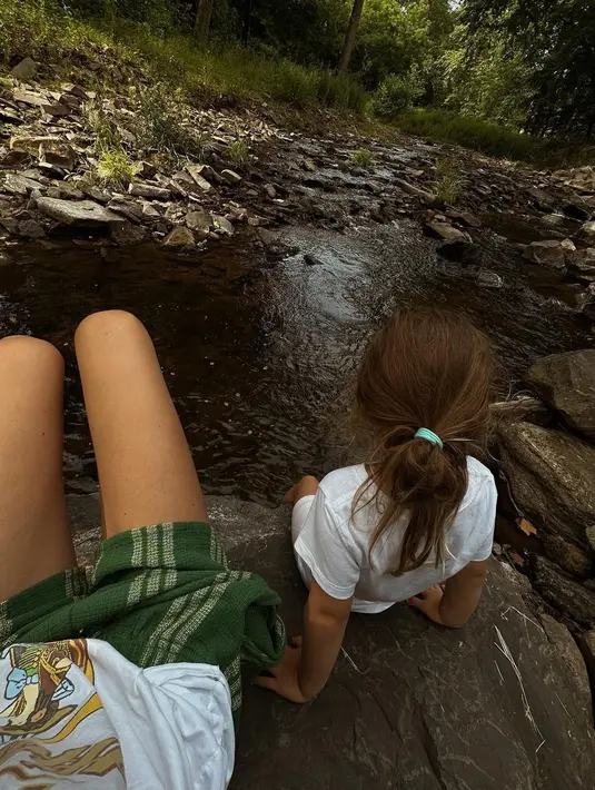 Potret keseruan liburan musim panas Gigi Hadid bersama Khai. [Foto: Instagram/gigihadid]