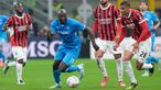 Pemain Napoli, Romelu Lukaku, melewati pemain AC Milan sebelum mencetak gol apik pada laga Liga Italia di Stadion San Siro, Rabu 30 Oktober 2024. (AP Photo/Luca Bruno)
