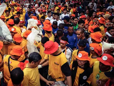 Ratusan karyawan dan relawan Artha Graha Peduli mengangkat kantong sampahdi kawasan Bundaran HI, Jakarta, (21/02). 1500 orang dari berbagai komunitas, instansi dan perusahaan mereka membersihkan sampah dalam rangka HPSN 2016. (Liputan6.com/Fery Pradolo)