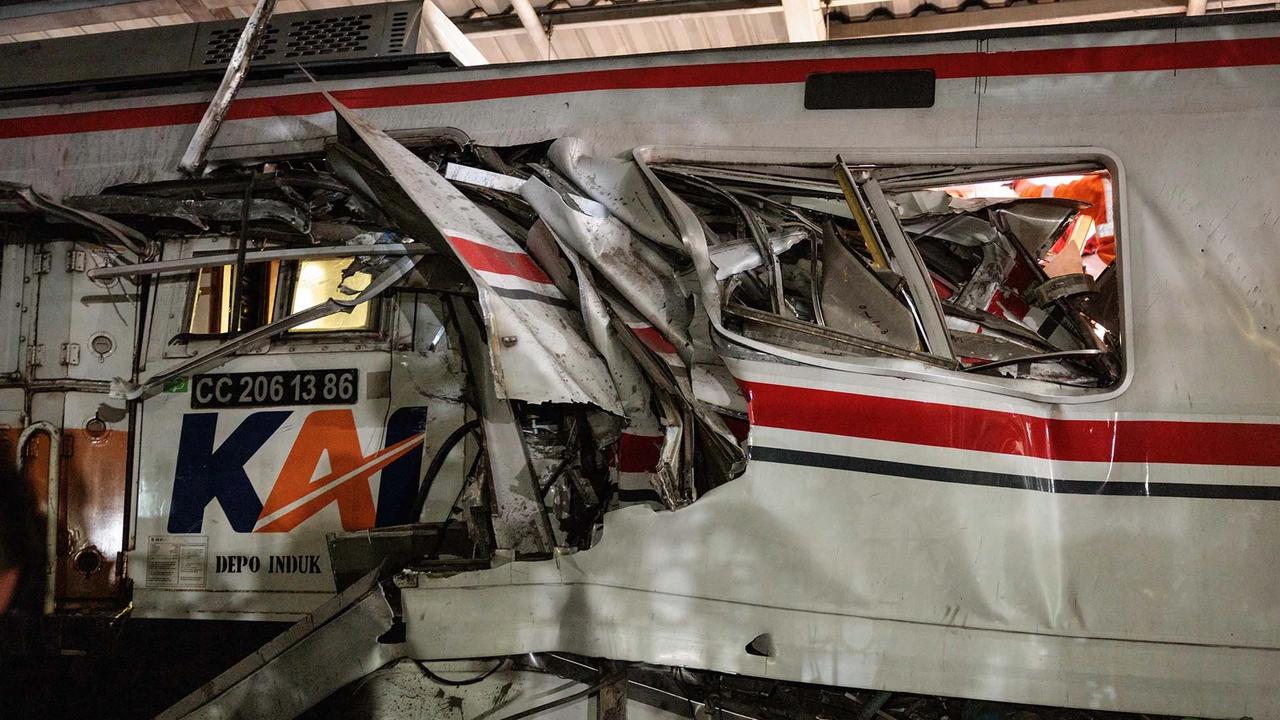 FOTO Kerusakan Parah Gerbong KRL Commuterline  Usai Dihantam Argo Bromo Anggrek