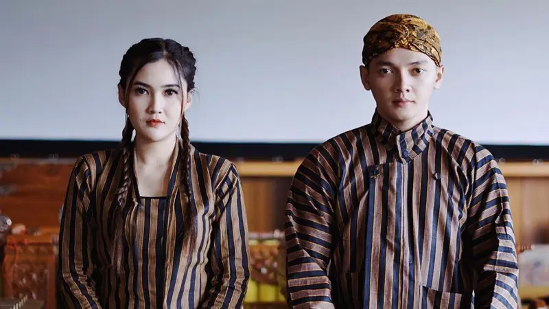 FOTO: Gaya Nella Kharisma dan Dory Harsa Pakai Baju Tradisional Jawa, Kompak