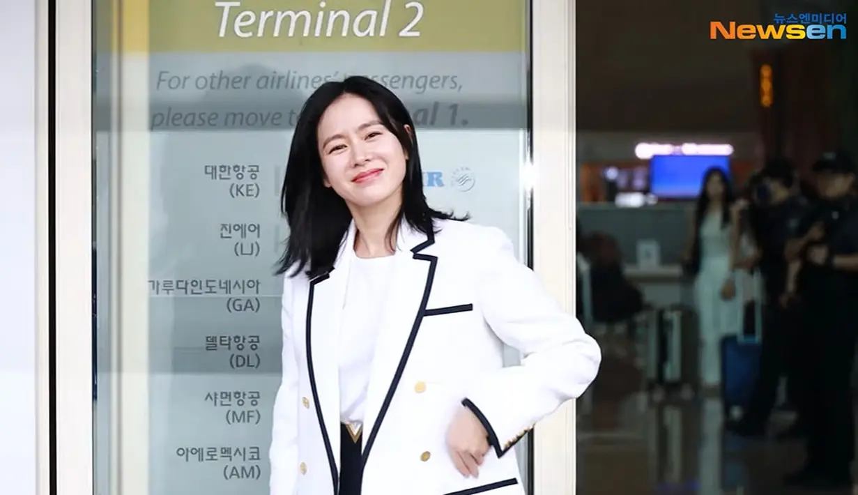 Son Ye Jin di Incheon International Airport (Foto: YouTube/ 뉴스엔·NewsenTV)