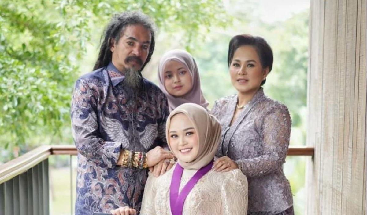 Melalui unggahan-ungahan di media sosialnya, Limbad secara konsisten menunjukkan kebanggaannya terhadap pencapaian sang anak.