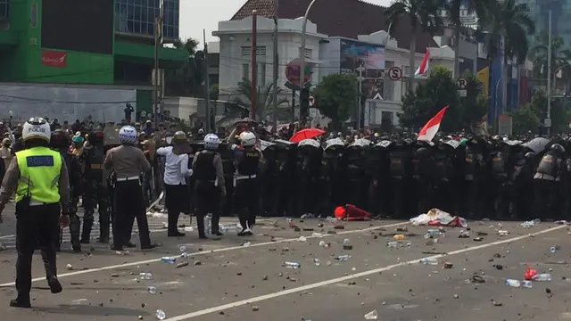 Polisi membubarkan massa pendemo di Simpang Harmoni, Jakarta Pusat. (Liputan6.com/Radityo Priyasmoro)