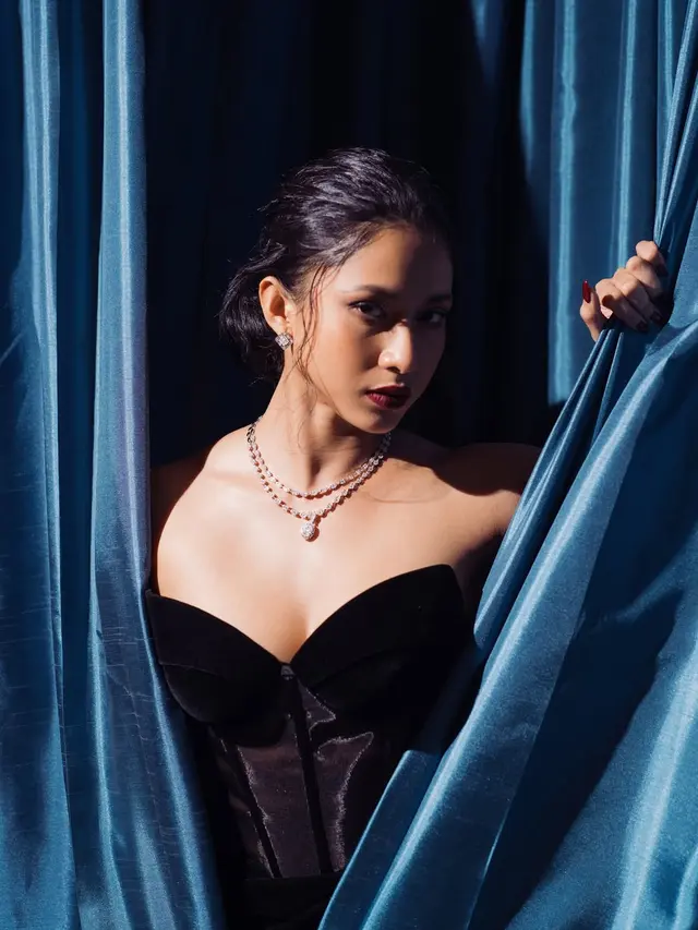 6 Potret Glamor Aghniny Haque di Premiere Film Selepas Tahlil, Pamer Tubuh Berotot dengan Dress Hitam dan Makeup Bold