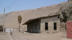 Stasiun kereta api yang terlantar di Pisagua, Humberstone, Chile. di Gurun Atacama ini pernah menjadi tempat tinggal bagi 3.500 jiwa dan menjadi Pusat pertambangan nitrat. (REUTERS/Wikimedia Commons)