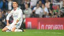 Striker Real Madrid, Cristiano Ronaldo, tampak kecewa usai gagal menjebol gawang Real Betis pada laga La Liga Spanyol di Stadion Santiago Bernabeu, Rabu (20/9/2017). Real Madrid kalah 0-1 dari Real Betis. (AFP/Gabriel Bouys)