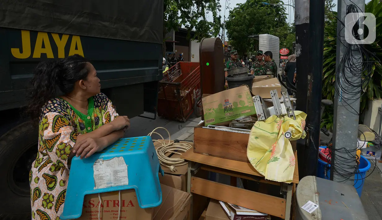 Warga melihat prajurit TNI Kodam Jaya memindahkan barang-barang saat proses pengosongan rumah dinas Kodam Jaya di Jakarta Pusat, Kamis (30/1/2020). Sebanyak 10 rumah dikosongkan karena penghuni tidak memiliki hak izin tinggal di rumah tersebut. (merdeka.com/Imam Buhori)