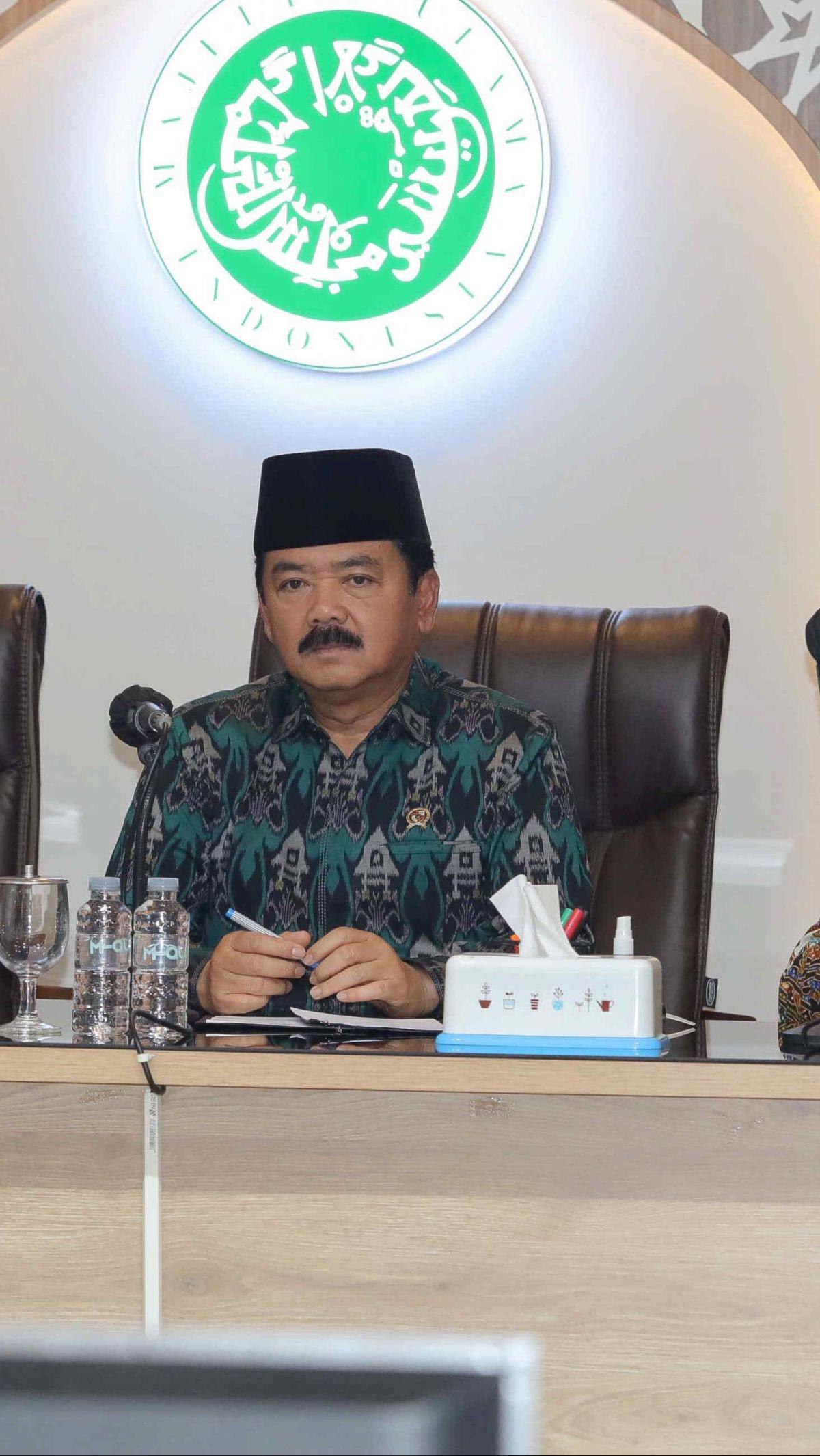 Dalam kesempatan tersebut Menkopolhukam Hadi Tjahjanto menggandeng Majelis Ulama Indonesia (MUI) untuk mengajak masyarakat menjaga keharmonisan dan kerukunan setelah Pemilu 2024.  Liputan6.com/Herman Zakharia