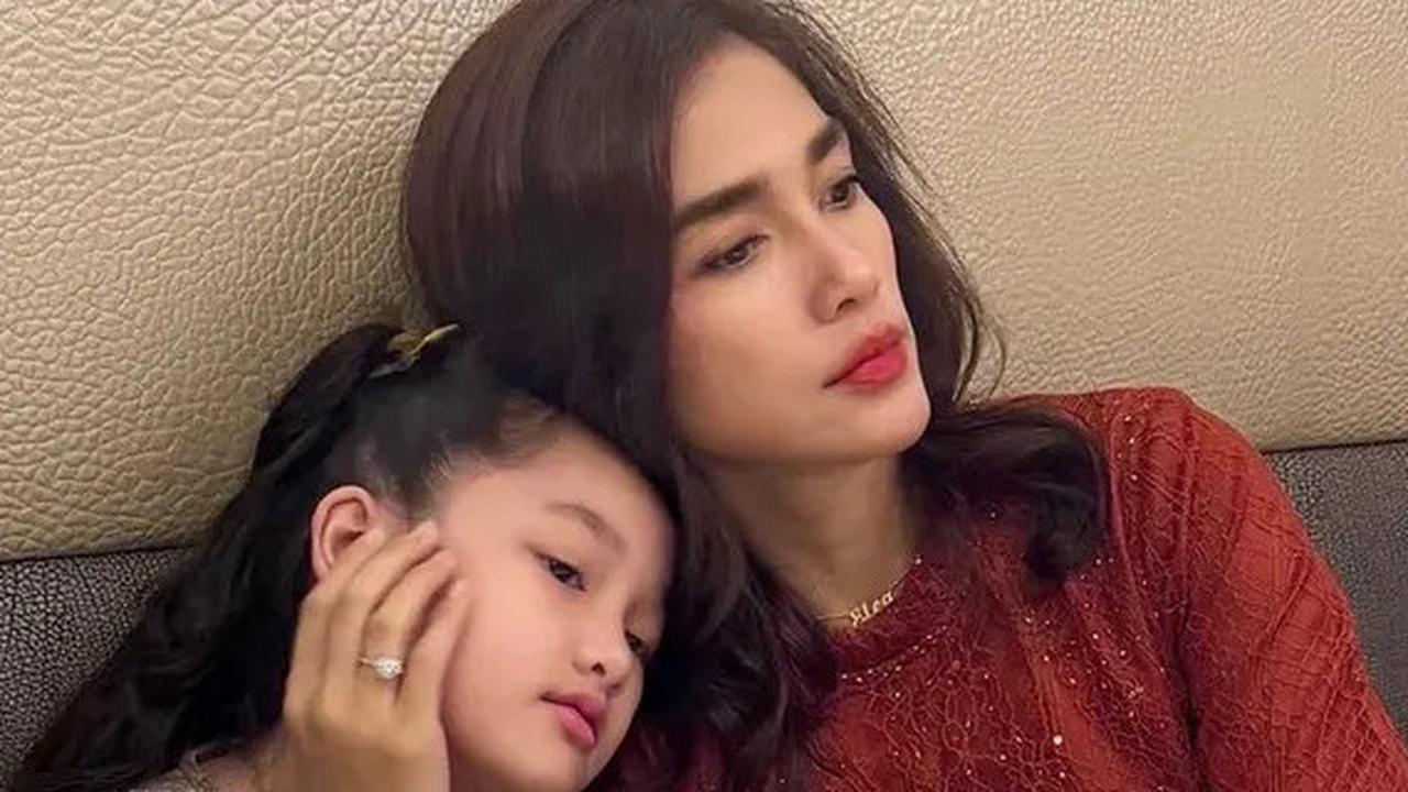 6 Potret Ussy Sulistiawaty dan Sheva Habiskan Waktu Bersama, Aura Kecantikan Anak Andhika Pratama Ini Kian Terpancar di Usia 8 Tahun