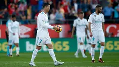 Striker Real Madrid Cristiano Ronaldo membawa bola ke tengah lapangan usai gawangnya kebobolan dari Girona saat pertandingan La Liga di stadion Montilivi di Girona, Spanyol (29/10). (AP Photo/Manu Fernandez)