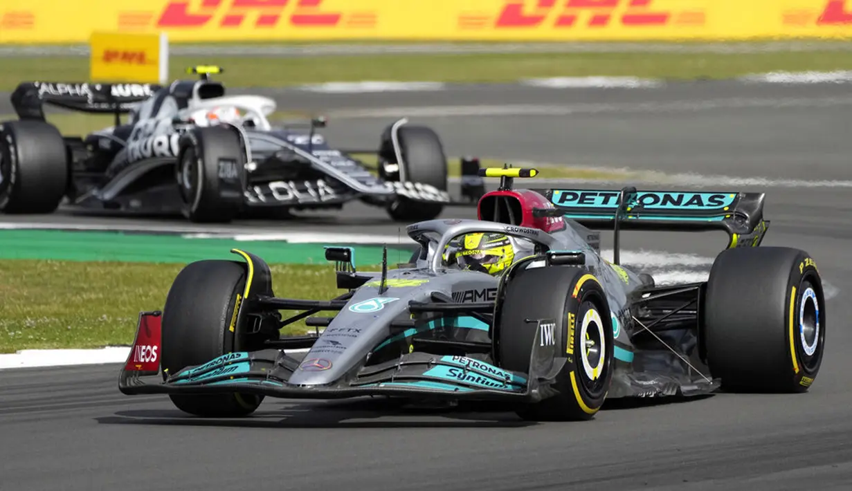 Pembalap Mercedes Lewis Hamilton mengemudikan mobilnya saat balapan F1 GP Inggris 2022 di Sirkuit Silverstone, Silverstone, Inggris, 3 Juli 2022. F1 GP Inggris 2022 dimenangkan oleh Carlos Sainz, selanjutnya diikuti Sergio Perez dan Lewis Hamilton. (AP Photo/Frank Augstein)