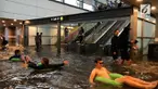 Meski air yang tergenang di stasiun kereta Uppsala, Swedia terlihat sangat kotor, warga tetap memutuskan untuk berenang dan bermain di stasiun tersebut.