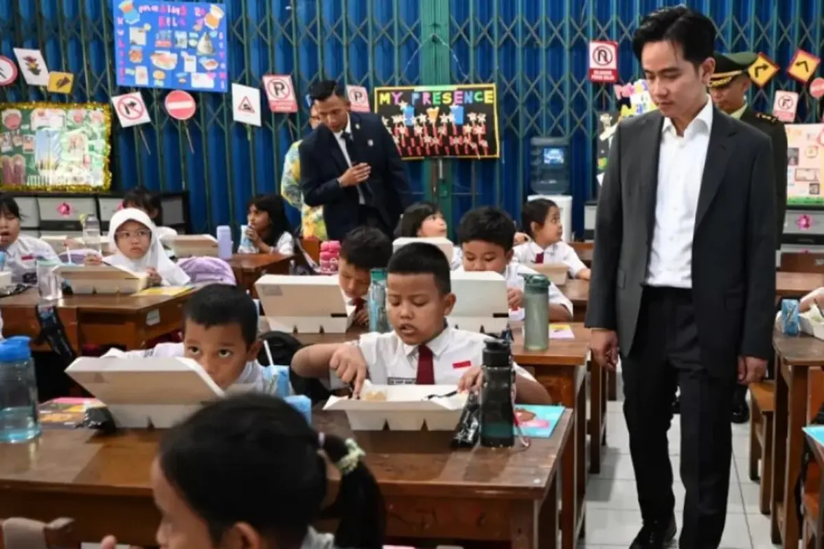 Wakil Presiden (Wapres) Gibran Rakabuming Raka turun ke lapangan pada hari ketiga. Ia mengecek program Makan Bergizi Gratis di SDN 03 Menteng Jakarta. (Dok Sekretariat Wapres)