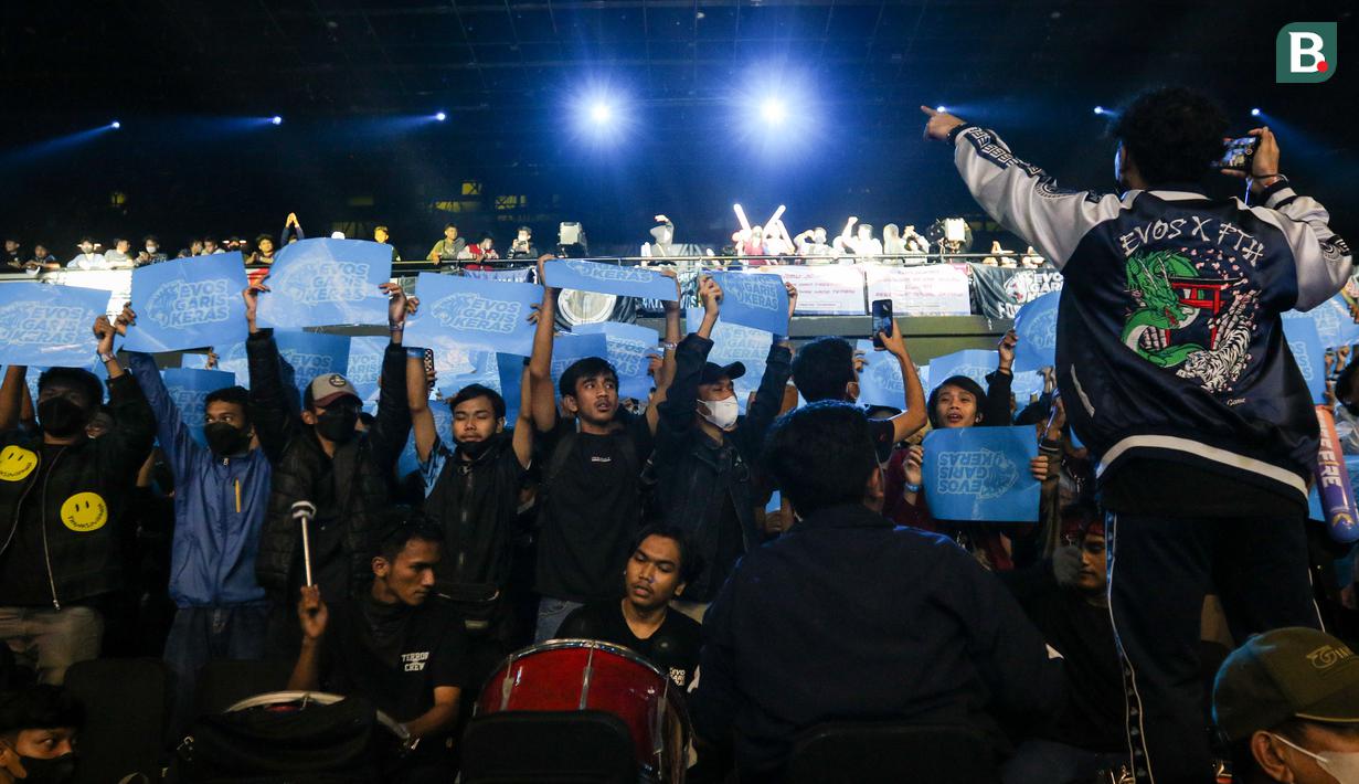 <p>Pendukung Evos memberikan dukungan untuk timnya saat grand final Free Fire Indonesia Masters 2022 Fall yang berlangsung di FFIM Stadium, Studio RCTI+, Kebon Jeruk, Jakarta, Minggu (23/10/2022). (Bola.com/Bagaskara Lazuardi)</p>