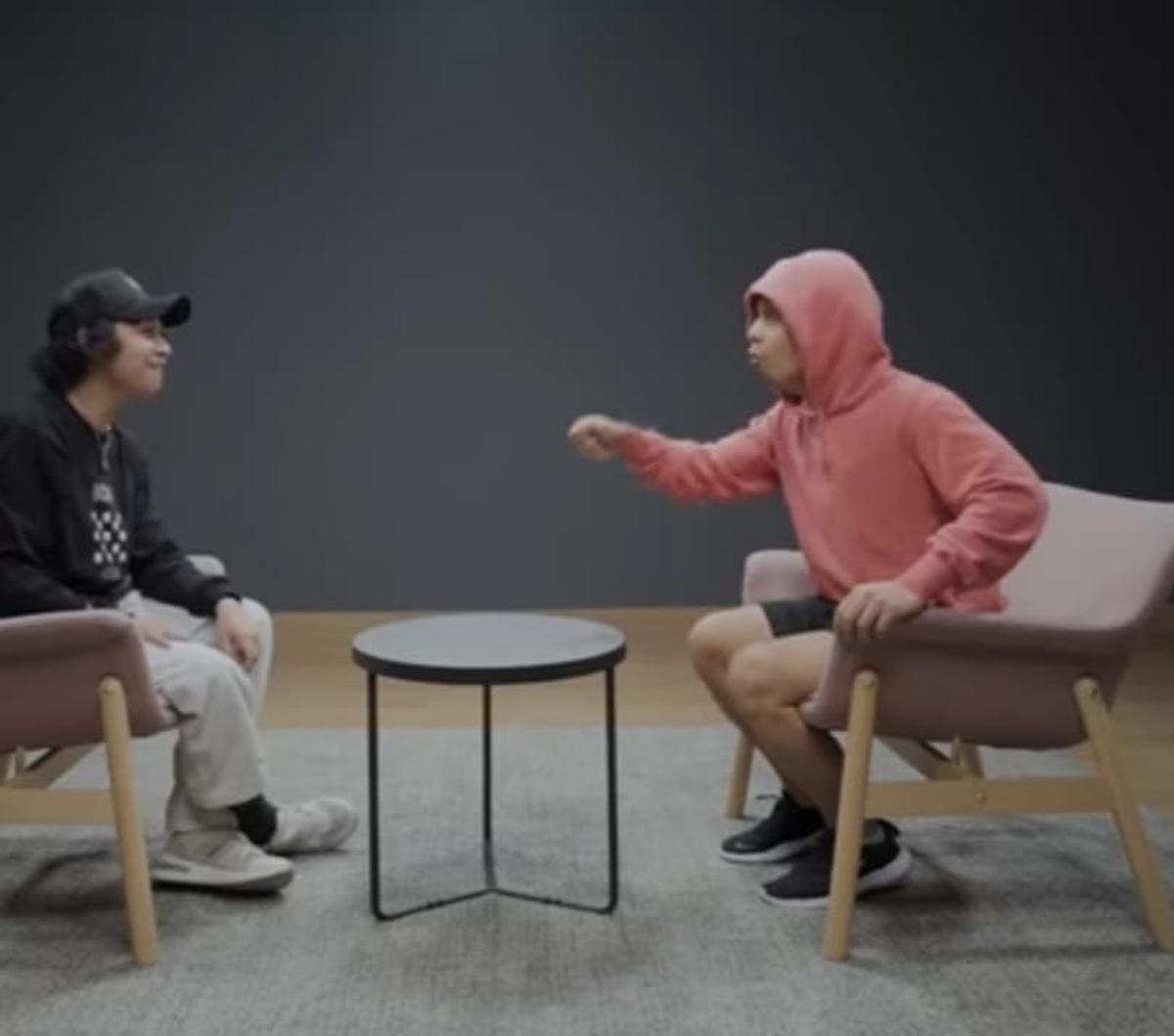 “Terus pas gue mau ambil tongkatnya Cinta, Cinta kan lari lihat mata gue, terus dia kasih tongkatnya, dia sambil bilang ‘Go Now’ dia bilang gitu” ungkap Raditya dalam podcastnya sembari menirukan emosi Cinta kala itu.