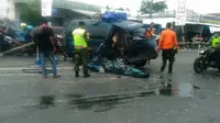 Mobil Suzuki Carry sarat pemudik mendadak menabrak pembatas jalan dan menyeruduk truk pengangkut elpiji di jalur pantura, Losari, Brebes Jateng. (Liputan6.com/Fajar Eko Nugroho)