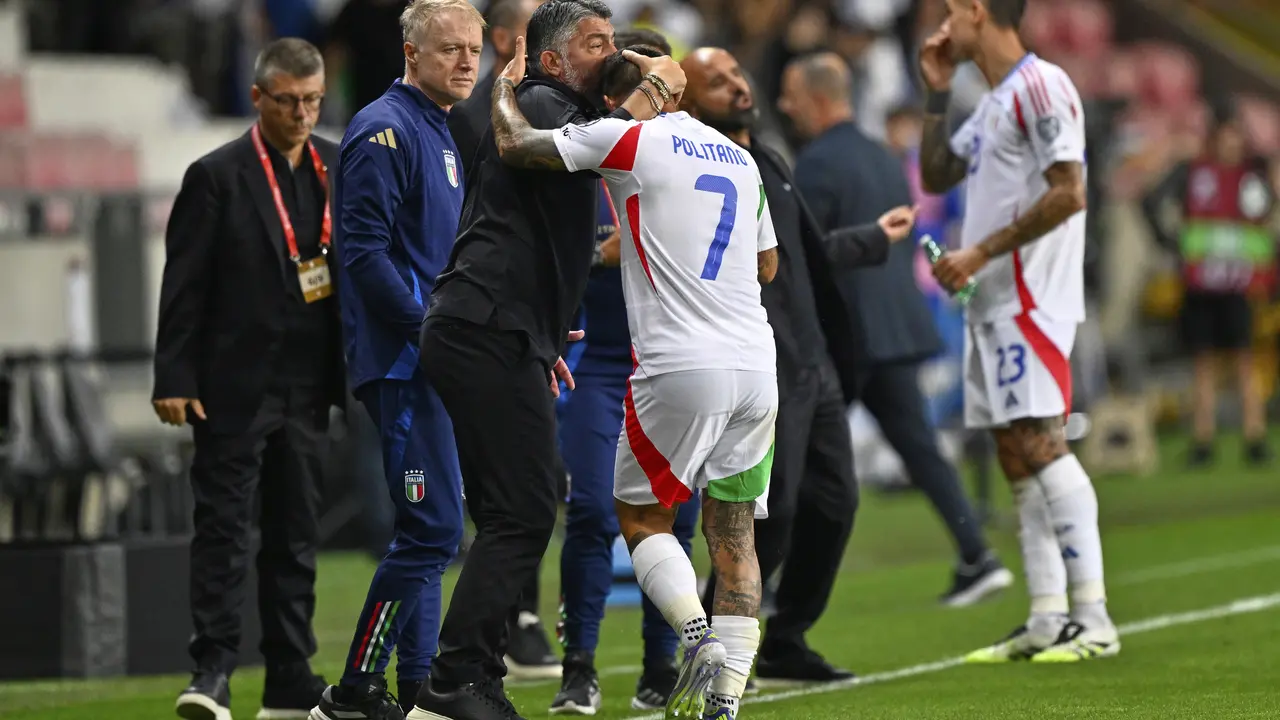 Pemain Italia, Matteo Politano, dipeluk oleh pelatih Gennaro Gattuso