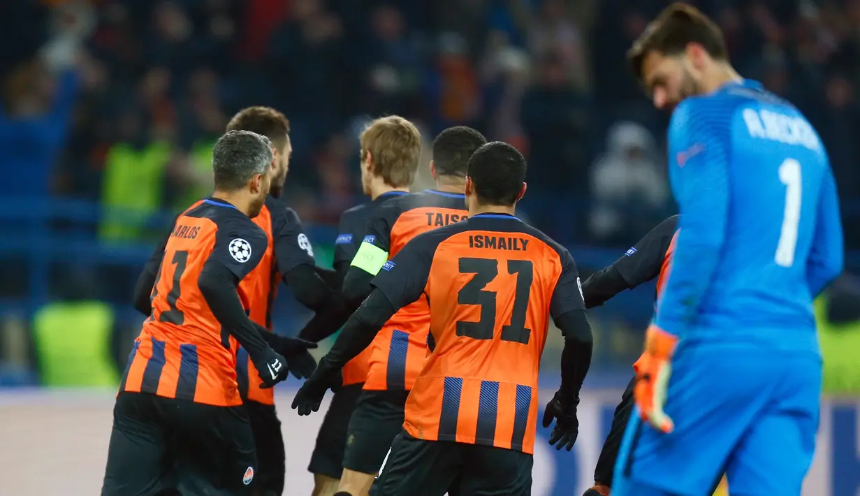 Pemain Shakhtar Donetsk, Facundo Ferreyra dan timnya merayakan gol ke gawang AS Roma pada leg pertama babak 16 besar Liga Champions di Oblasny SportKomplex Metalist, Kamis (22/2). Roma dipaksa takluk 1-2 meski lebih dahulu unggul. (AP/Efrem Lukatsky)