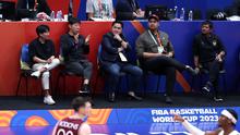 Pelatih Timnas Indonesia, Shin Tae-yong, menonton pertandingan Piala Dunia FIBA 2023 di Indonesia, Jakarta (29/8/2023) bersama Ketua Umum PSSI, Erick Thohir, Menteri Pemuda dan Olahraga, Dito Ariotedjo, dan Direktur Teknik PSSI, Indra Sjafri.&nbsp;(Bola.com/Bagaskara Lazuardi)