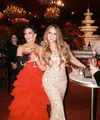 Sementara itu, diva Mariah Carey tampil menawan dalam gaun spaghetti strap berkilau warna emas yang memancarkan aura mewah khas dirinya.   [@krisjenner].