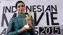 Aktris cantik Marsha Timothy berpose dengan piala Indonesian Movie Awards 2015 kategori Pemeran Utama Wanita Terbaik yang diterimanya di Balai Sarbini, Jakarta, Senin (18/5/2015). (Liputan6.com/Helmi Afandi)