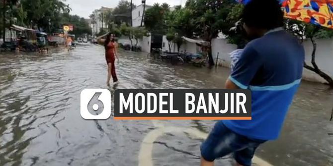 VIDEO: Mahasiswi Lakukan Pemotretan di Tengah Banjir