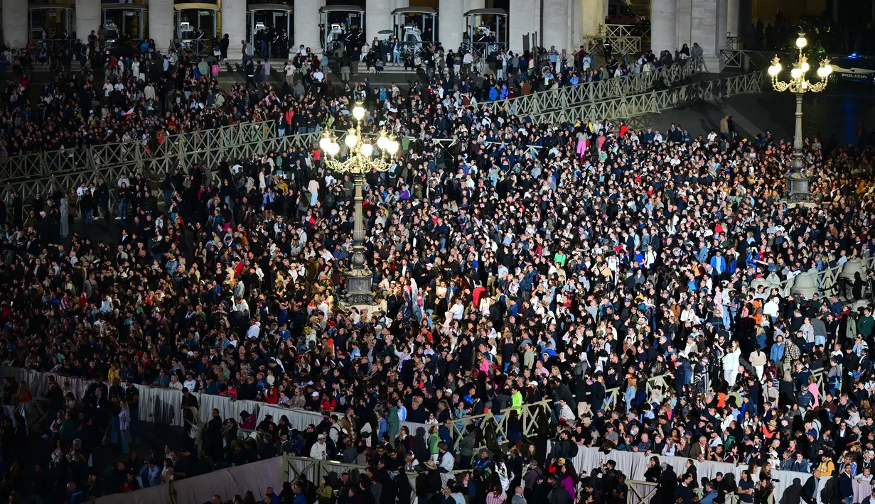 Di dalam Kapel Sistina, penerus Paus Fransiskus akan dipilih di antara para kardinal. (Andrej ISAKOVIC/AFP)