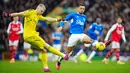 Kiper Arsenal Aaron Ramsdale menendang bola di depan pemain Everton Dwight McNeil pada pertandingan sepak bola Liga Inggris di Goodison Park, Liverpool, Inggris, 4 Februari 2023. Everton mengalahkan Arsenal dengan skor 1-0. (AP Photo/Jon Super)