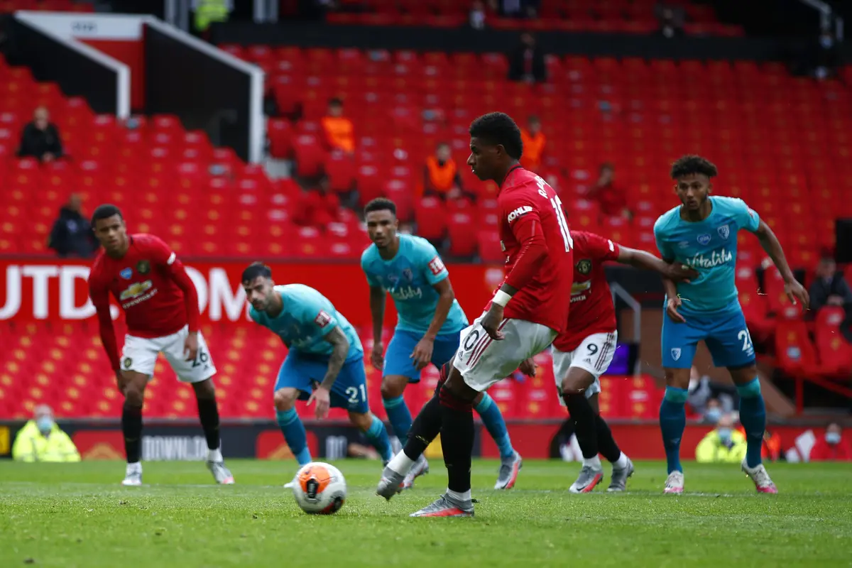Penyerang Manchester United, Marcus Rashford saat mengeksekusi penalti ke gawang Bournemouth di Old Trafford
