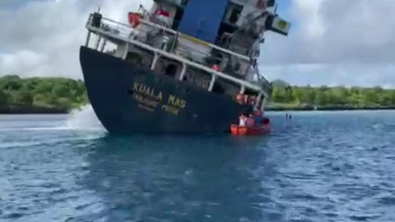 kapal kargo tenggelam di kupang