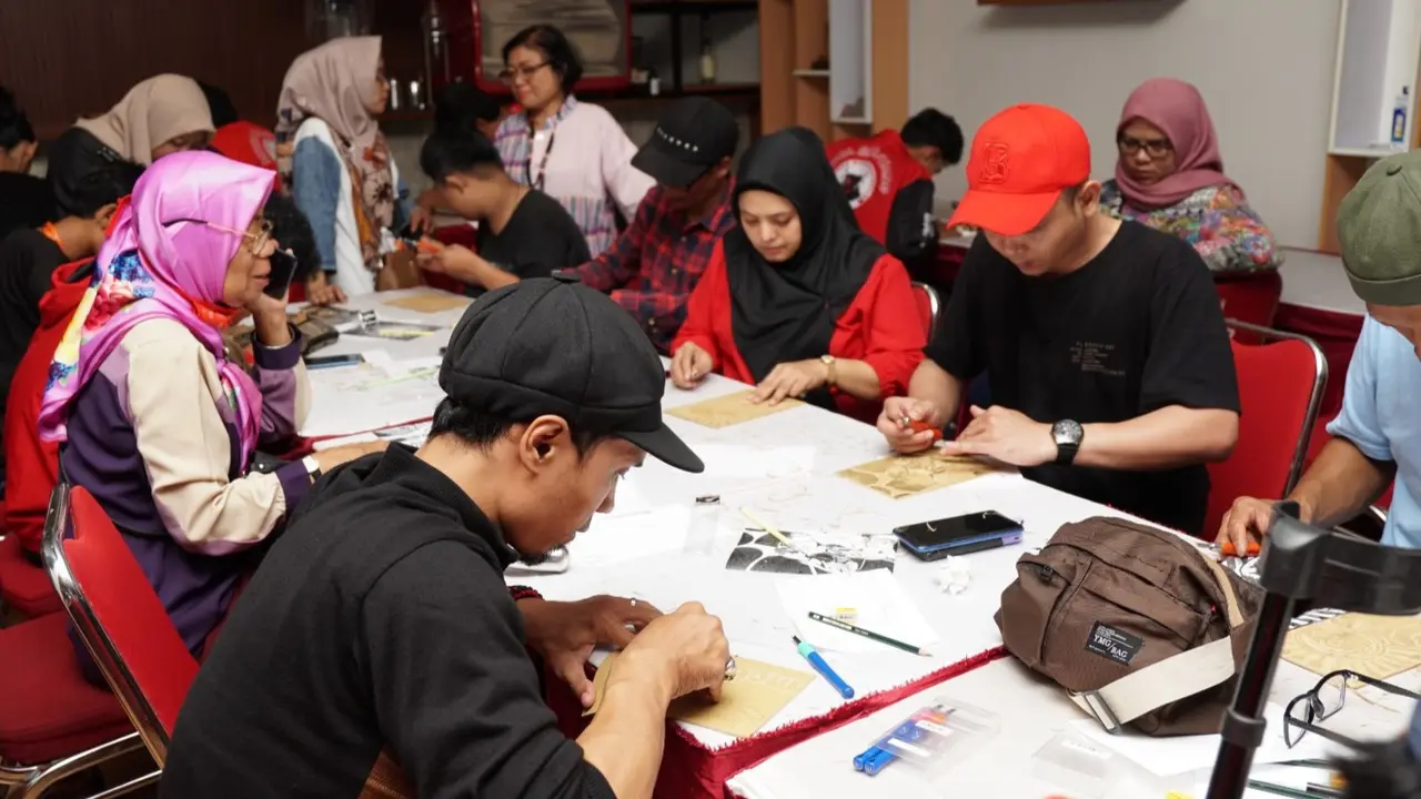 Dalam rangka menyambut HUT Ke-25 Tahun yang akan diperingati pada 29 Maret 2025, Banteng Muda Indonesia (BMI) menggelar workshop cukil lino dan pameran kreasi.