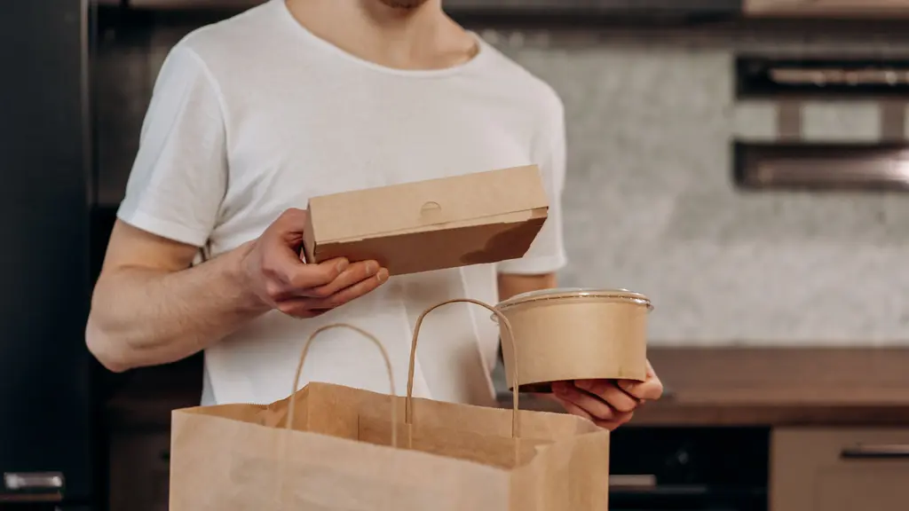 Kemasan berbahan plastik terbukti mengandung bahan kimia sehingga mempunyai dampak negatif pada kesehatan tubuh. (Foto/dok: Pexels/Mikhail Nilov)