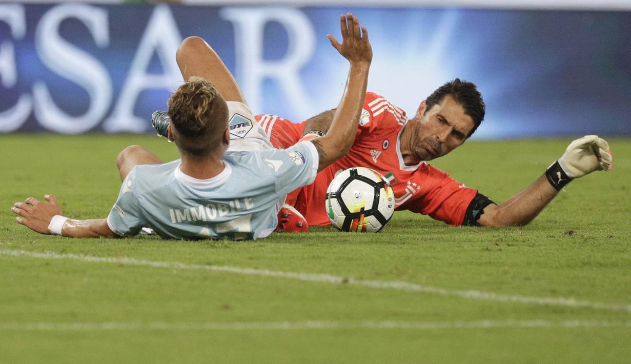 Kiper Juventus, Gianluigi Buffon, berebut bola dengan striker Lazio, Ciro Immobile, pada laga Supercoppa Italiana 2017  di Stadion Olimpico, Minggu, (13/8/2017). Lazio menang 3-2 atas Juventus. (AP/Gregorio Borgia)