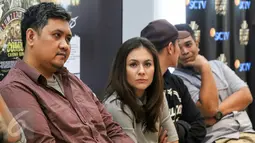 Wulan Guritno (tengah) dan Vino G Sebastian (kanan) saat konfrensi pers mengenai penjurian IBOMA 2016 di XXI Senayan City, Jakarta, Selasa (1/3). Akan ada 10 film nominasi pada IBOMA 2016. (Liputan6.com/Yoppy Renato)