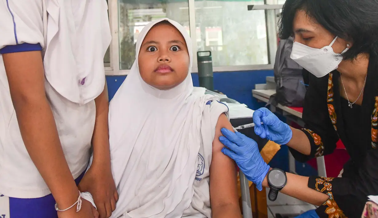 Paramedis Puseksmas Cinere menyuntikkan vaksin imunisasi HPV (Human Papillomavirus) ke murid kelas V sekolah dasar (SD) saat pelaksanaan Bulan Imunisasi Anak Sekolah (BIAS) 2026 di SDN Gandul 1, Depok, Jawa Barat, Kamis, 06 Agustus 2026. (KLY/Arie Basuki).