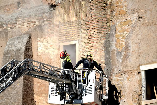 Evakuasi Pekerja Torre dei Conti