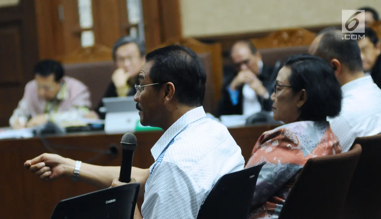 Mantan Mendagri Gamawan Fauzi memberi kesaksian pada sidang lanjutan dugaan korupsi proyek e-KTP dengan terdakwa, Setya Novanto di Pengadilan Tipikor, Jakarta, Senin (29/1). Sidang mendengar keterangan saksi. (Liputan6.com/Helmi Fithriansyah)