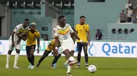 Pemain timnas Senegal, Ismaila Sarr berhasil menjebol gwang Ekuador lewat titik penalti dalam pertandingan grup A Piala Dunia 2022 di Khalifa International Stadium, Qatar, Selasa (29/11/2022). (AP Photo/Natacha Pisarenko)