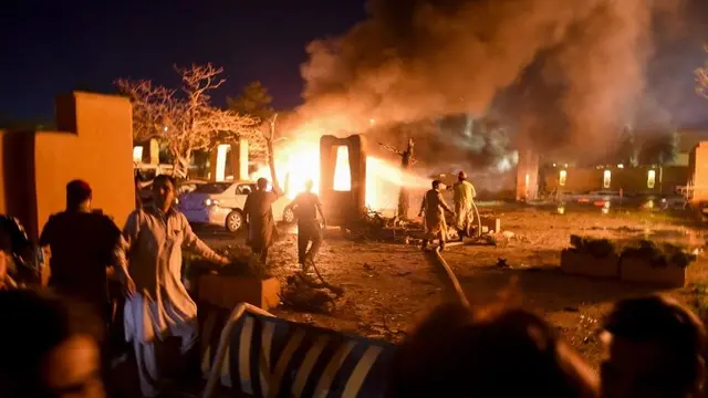 Personel keamanan dan petugas pemadam kebakaran tiba di lokasi ledakan di Quetta. [Banaras Khan / AFP]