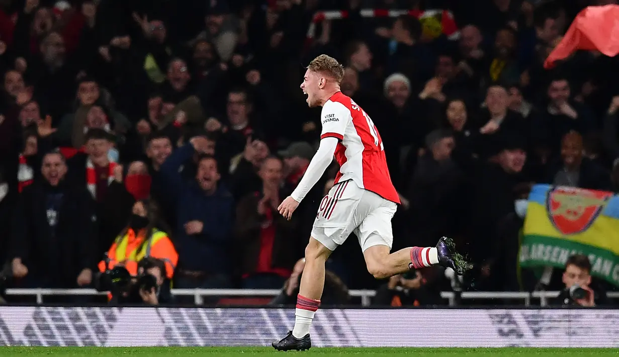 Arsenal baru bisa menggandakan keunggulan pada menit ke-87 lewat aksi Emile Smith Rowe. Berawal dari serangan balik, Smith Rowe berhasil melesatkan bola di tengah kaki Issa Diop. Gol tersebut juga menjadi penutup laga antara Arsenal melawan West Ham United. (AFP/Ben Stansall)