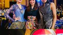 Cinta Laura, Maudy Ayunda dan Najwa Shihab kompak kenakan kebaya dan wastra saat terima penghargaan [@claurakiehl]